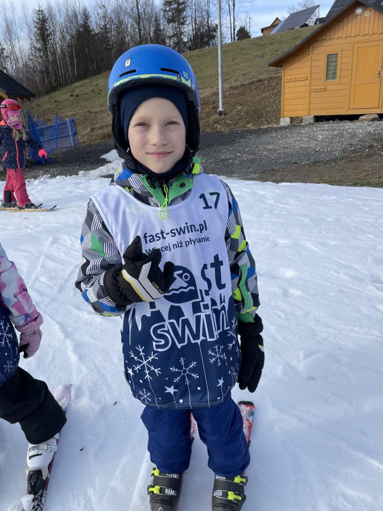 Dzieci uczące się jeździć na nartach podczas półkolonii w Pszczynie
