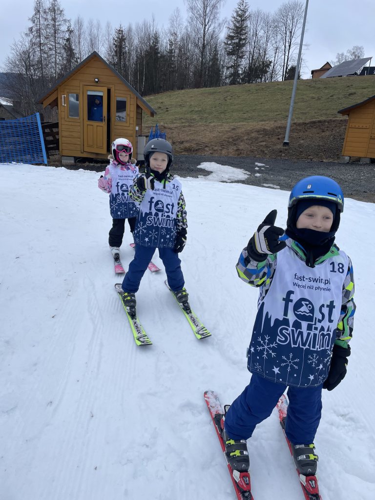 Uśmiechnięte dzieci w kaskach na półkoloniach narciarskich w Tychach