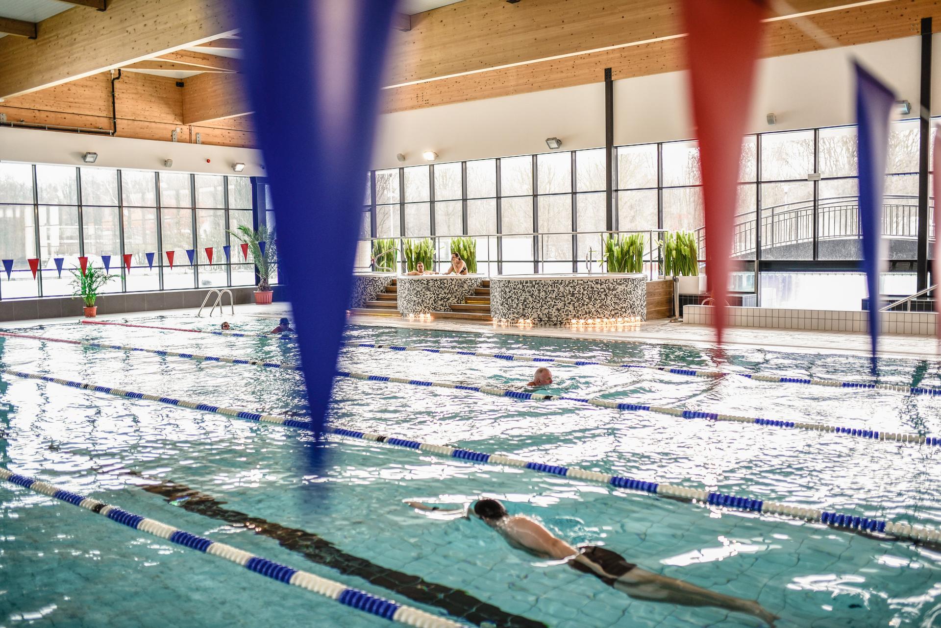 Basen sportowy 25 m w Aquaparku Fala w Łodzi — nauka pływania dla dzieci